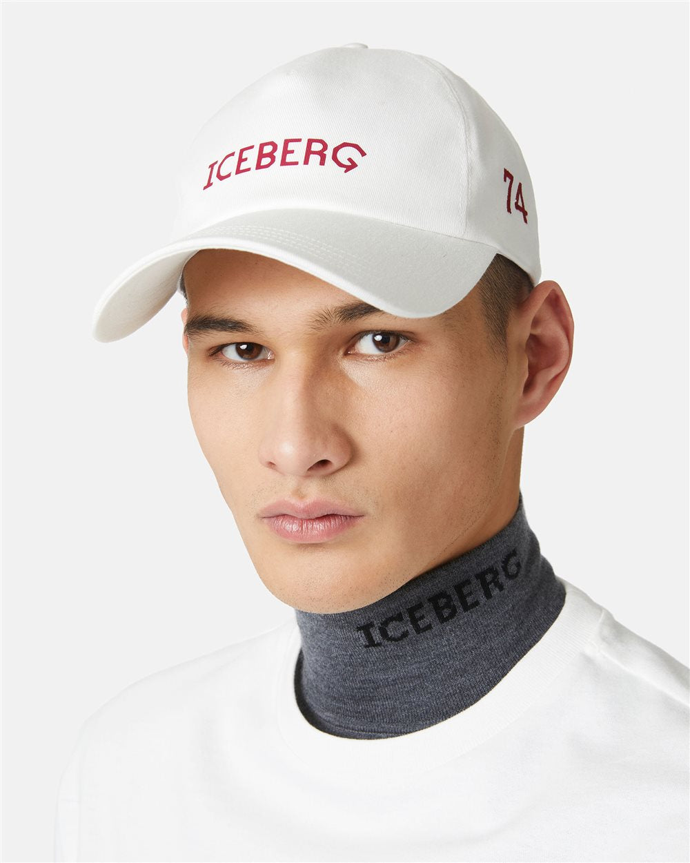 Baseball cap with contrasting logo (White)